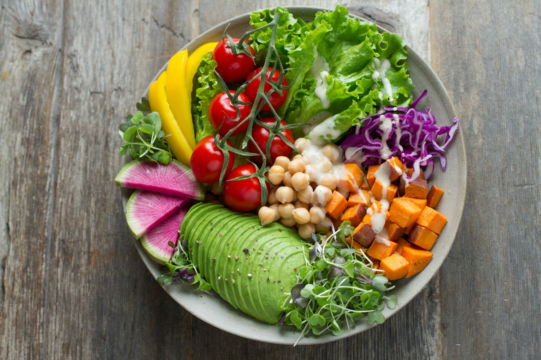 Verdure e alimenti freschi in una ciotola
