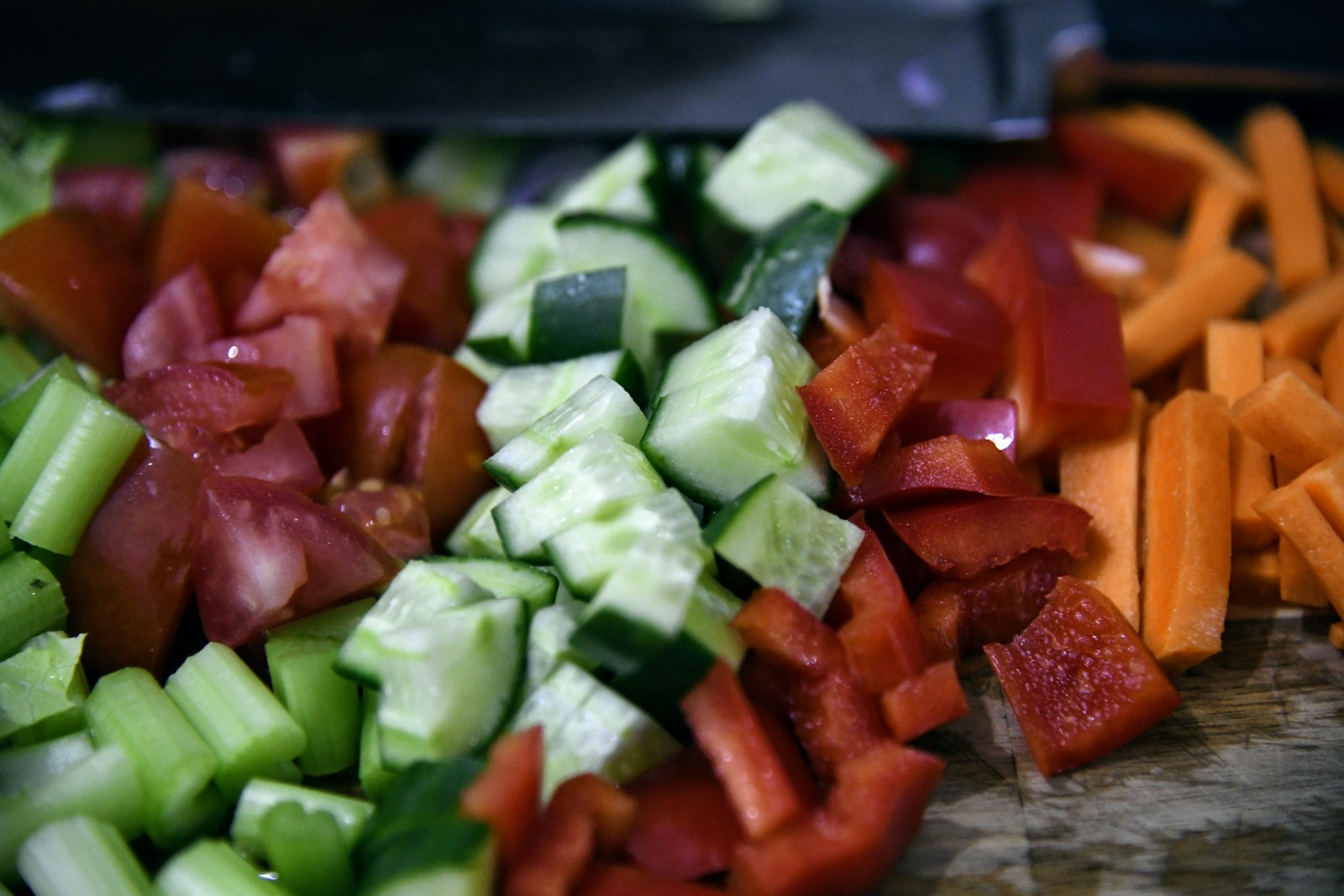 Preparazione di ingredienti freschi per un pasto